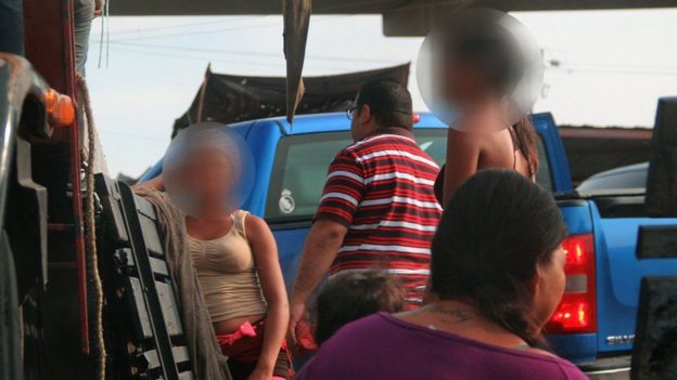 Adolescentes em meio aos caminhões em Maracaibo