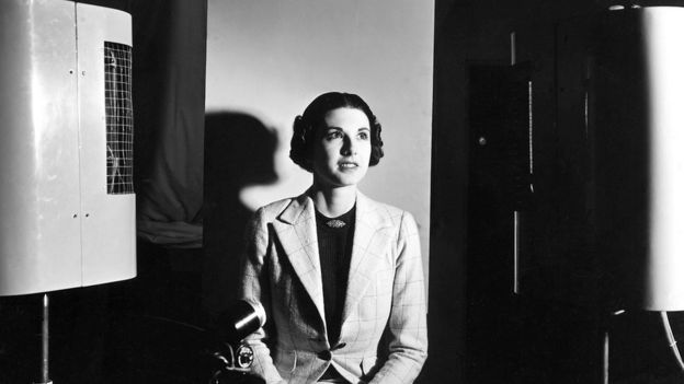 Elizabeth Cowell haciendo una prueba frente a cámaras para la primera transmisión de televisión de la BBC.