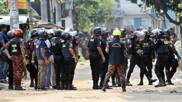 শুরু থেকেই ওই বাড়িটির আশপাশের সব রাস্তা বন্ধ করে দিয়ে সতর্ক অবস্থান নেয় র‍্যাবের সদস্যরা।