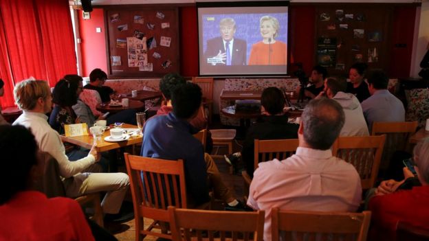 Espectadores del debate presidencial de EE.UU. en Pekín