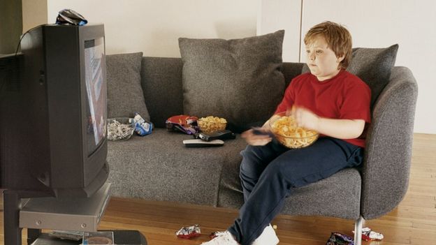 Niño mirando televisión