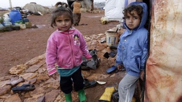 أطفال في مخيم غير رسمي للاجئين السوريين