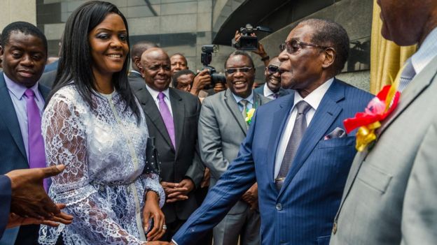 Robert Mugabe (R) na Grace Mugabe 9 Novemba 2017