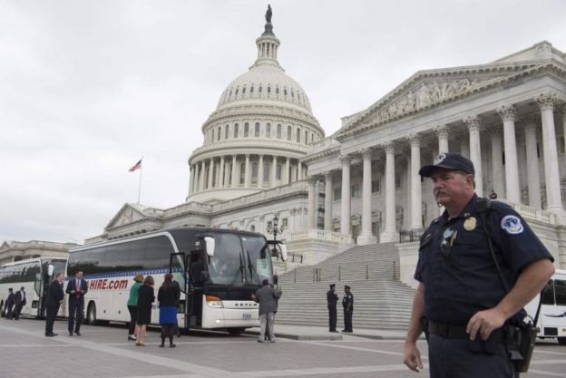 Senadores viajan del Congreso a la Casa Blanca.