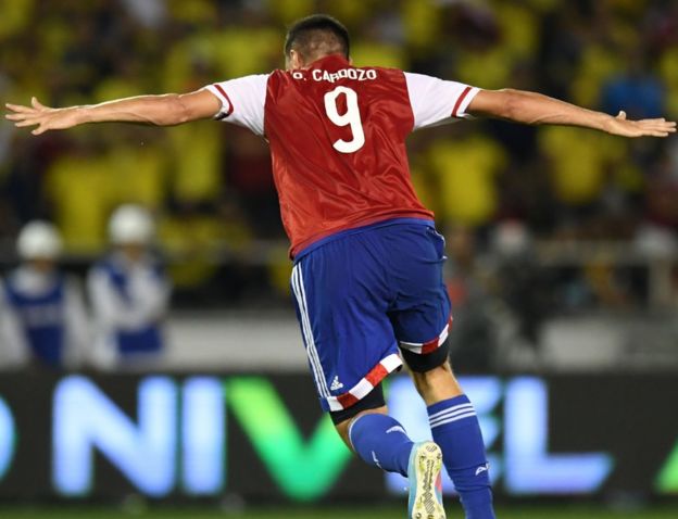 OScar Cardozo celebra su gol