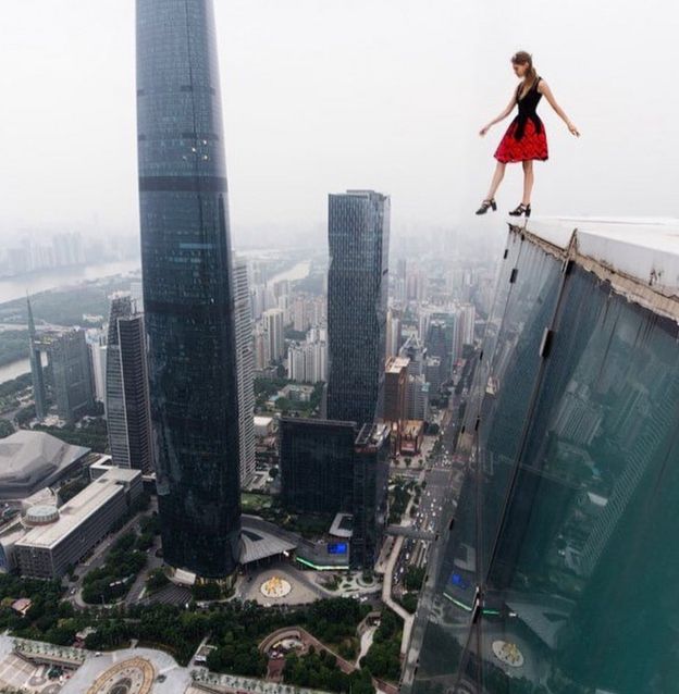 Angela Nikolau hace proezas visuales sobre lo alto de edificios de todo el mundo.
