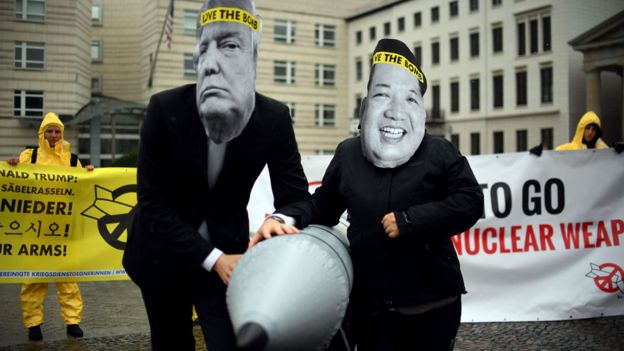 Manifestantes con máscaras de Trump y Kim durante una protesta contra el armamento nuclear en Berlín. GETTY IMAGES.