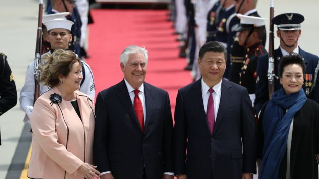El secretario de Estado, Rex Tillerson, junto al presidente chino, Xi Jimping, en su viaje a Pekín el pasado marzo.