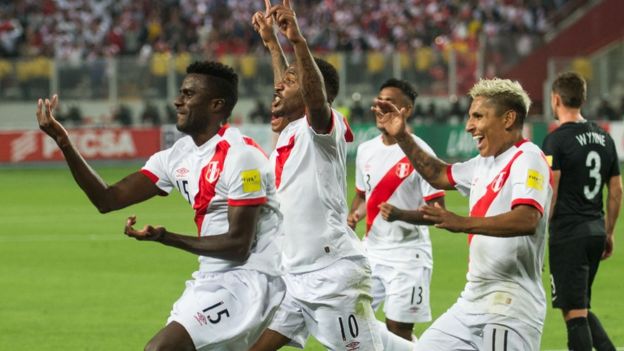 Jugadores peruanos celebran un gol