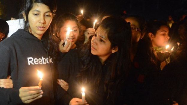 எரியும் மெழுகுதிரிகளுடன் பெண்கள்