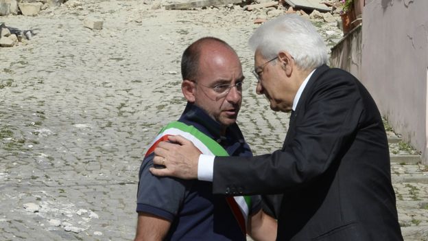 El presidente de Italia, Sergio Mattarelli, expresa sus condolencias al alcalde del poblado de Accumuli, Stefano Petrucci.