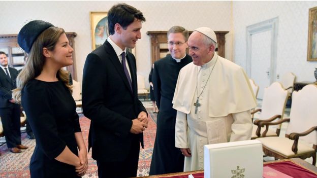 Justin Trudeau (centro) con el papa Francisco (derecha y su esposa Sophie Gregoire-Trudeau.