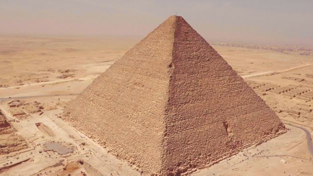 Kim tự tháp Kheops là Kim tự tháp lớn nhất còn lại cho đến nay, được xây dựng cách đây hơn 4500 năm.
