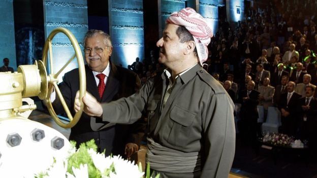 جلال طالبانی، رئیس جمهور وقت عراق (سمت چپ) و مسعود بارزانی، رئیس حکومت اقلیم صادرات نفت را از کردستان آغاز کردند