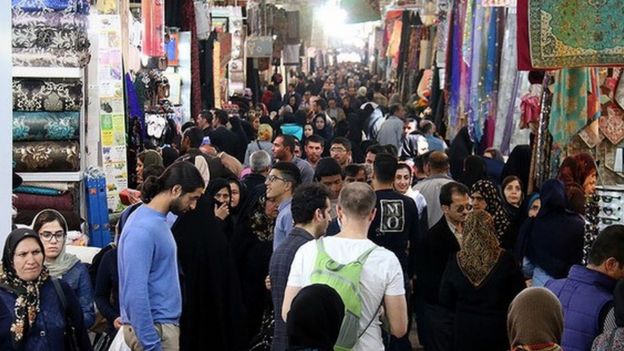 اینجا بازار شیراز است، زادگاه و زیستگاه و آرامگاه سعدی و حافظ، استادان سخن فارسی، در زیر پای مردم کوچه و بازار، گویندگان و نگهدارندگان واقعی زبانهای زنده و بالندۀ سراسر جهان در طول تاریخ زندگی انسان