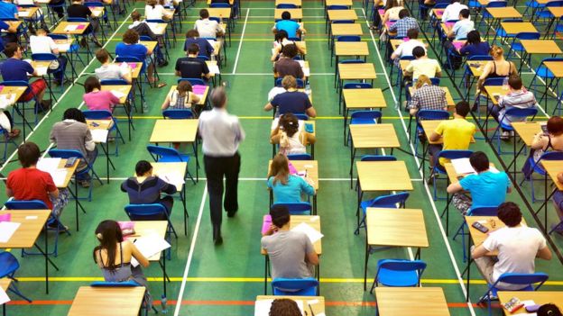 Alumnos rinden un examen.