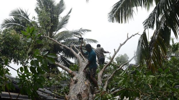இலங்கை இயற்கை சீற்றம்: 6 பேர் பலி, முப்படைகளை ஈடுபடுத்த சிறிசேன உத்தரவு