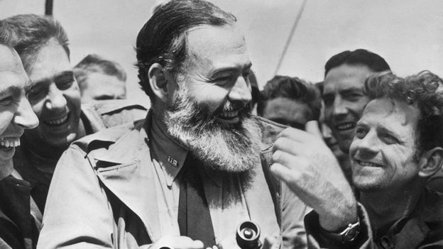 Militares ao lado de Ernest Hemingway, que trabalhou como correspondente de guerra