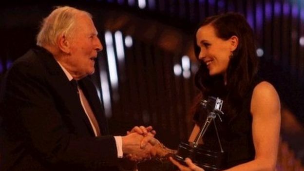 Roger Bannister presents Victoria Pendleton with the award for Team GB and Paralympic GB