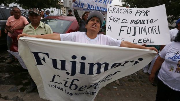 Manifestante con una pancarta que dice "Fujimori Libertad".