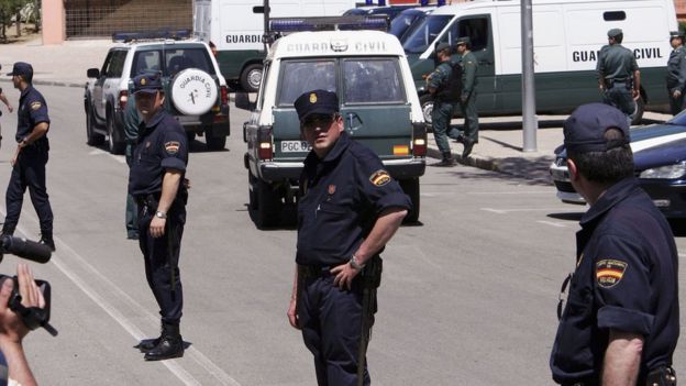 Policías vigilan la entrada a un tribunal en Madrid, donde se juzgaban a 24 acusados de colaborar con los ataques del 11-S en EE.UU.