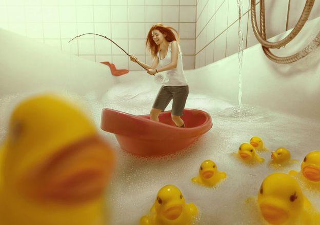 Una mujer pescando en una baÃ±era