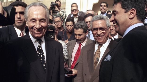 Shimon Peres (kushoto) Mahmoud Abbas (kati) na aliyekuwa waziri wa mambo ya nje wa Misri Amr Moussa miezi michache baada ya kutiwa saini kwa mkataba wa Oslo