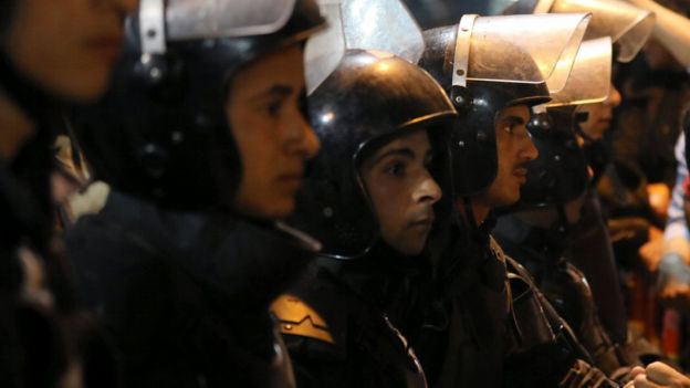 مصر: عشرات الأهالي يغلقون عددا من شوارع العريش بشمال سيناء احتجاجا على "خطف مواطنين اثنين على أيدي مسلحين"