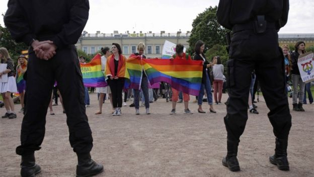 Policiais observam parada gay em São Petesburgo este ano
