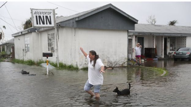 Valerie Brown camina por una zona inundada de Rockport, Texas