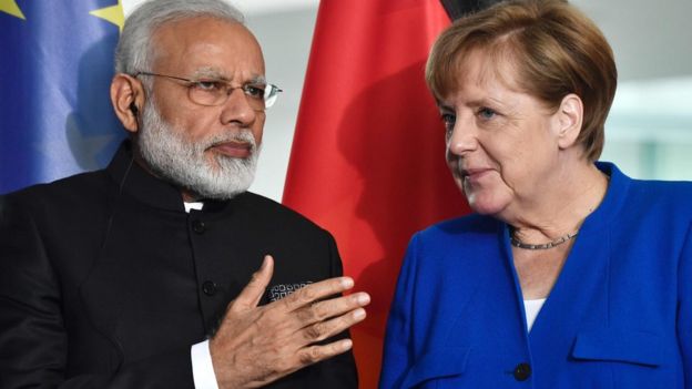 Canciller alemana Angela Merkel junto al primer ministro de India Narendra Modi.
