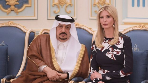 Ivanka Trump tại buổi lễ vua Salman trao mề đay Vua Abdulaziz, danh hiệu cao nhất của Saudi Arabia, cho Tổng thống Trump