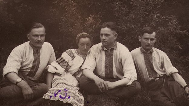 Постанці з Костопільщини. У центрі "Буйний" з дружиною. 1940-і роки