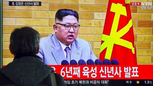 Un hombre ve un mensaje Kim Jong-un en televisión.