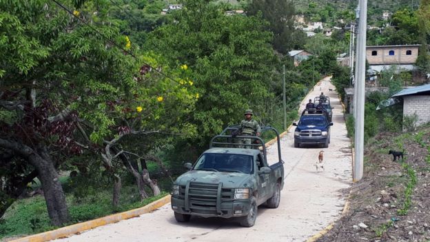 El Ejército vigila los caminos por donde viajan los maestros a las comunidades de la montaña.