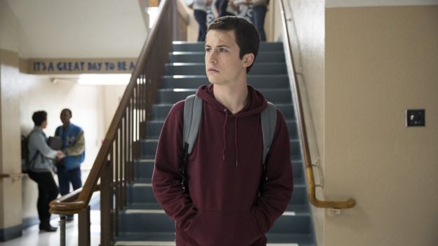 Clay Jensen (Dylan Minnette) intenta desentrañar los sucesos que llevaron al suicidio de su adorada Hannah. Foto: Netflix
