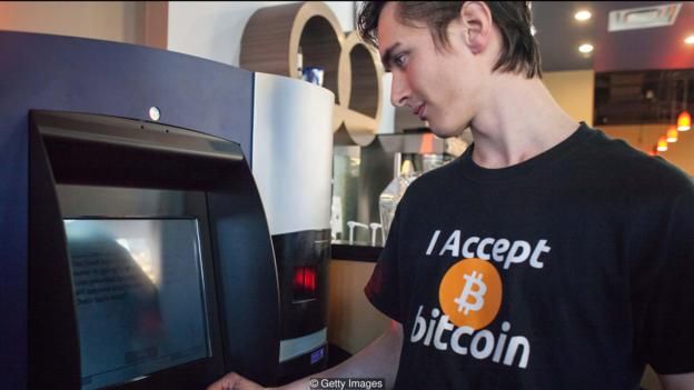 ATM bitcoin đầu tiên tại Vancouver, British Columbia, vào năm 2013. ATM này cho phép người dùng mua hoặc bán đồng tiền số Bitcoin.
