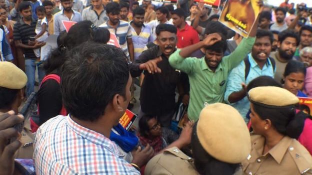 தடையை மீறி மெரீனாவில் நினைவேந்தல் நிகழ்வு நடத்த முயன்றவர்கள் கைது