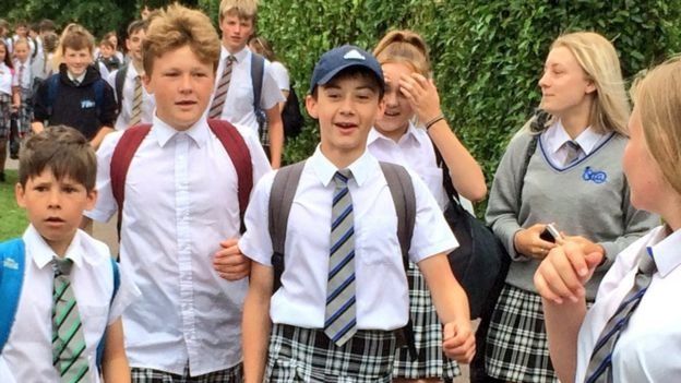 குட்டை பாவாடையில் மாணவர்கள்