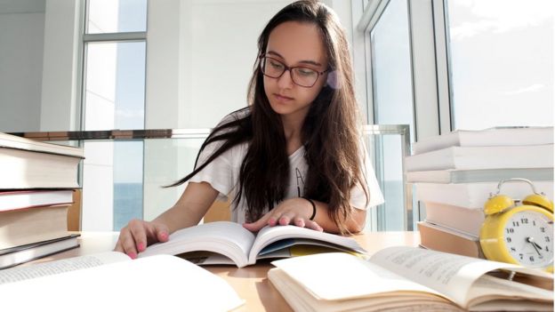 Una niña estudiando