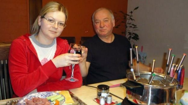 Ông Sergei Skripal và con gái Yulia, ở Salisbury, được phát hiện trong tình trạng bất tỉnh trên ghế nghỉ trong một trung tâm mua sắm ở Salisbury.