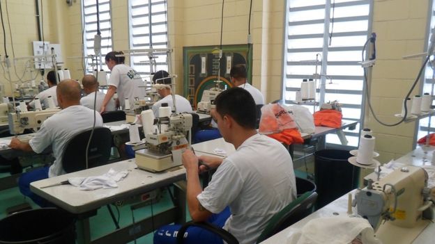 Presos trabalham em fábrica de uniformes dentro de presídio capixaba