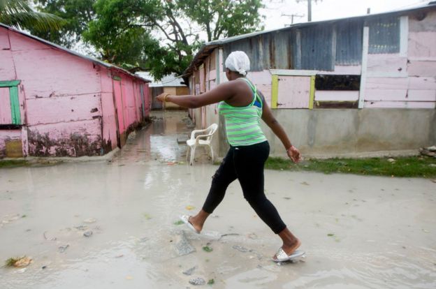 Una mujer camina por la calle en República Dominicana.