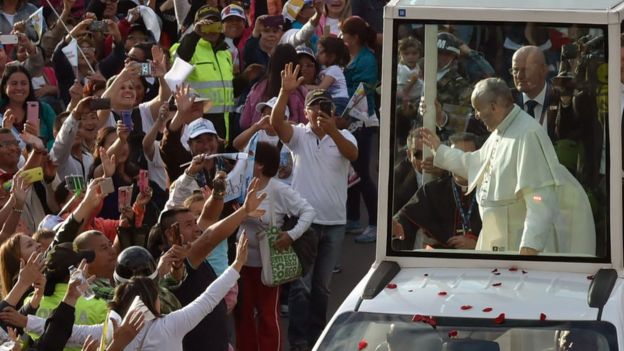 El papa Francisco recorre las calles de Bogotá en el papamóvil.