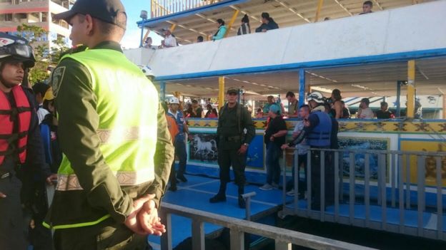 Equipos de ayuda junto a un barco.