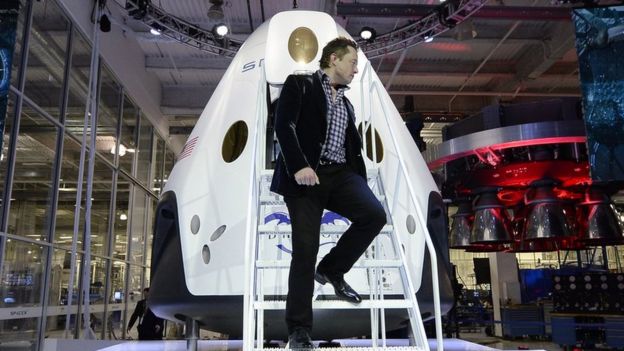 Musk bajando de un cohete espacial