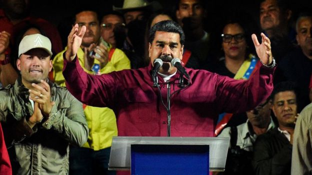 Nicolás Maduro saluda a sus seguidores