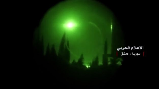 Una explosión vista en el cielo nocturno sobre Damasco
