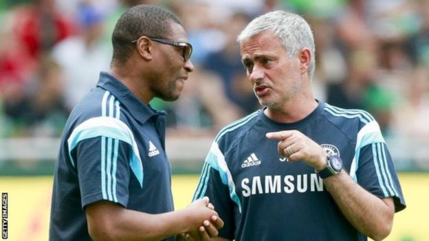 Michael Emenalo akiwa na mkufunzi mwenzake wa Chelsea