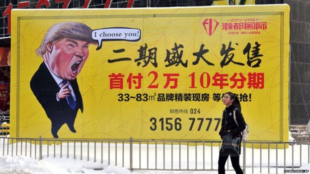Anuncio de una promoción inmobiliaria en China con la imagen de Trump.